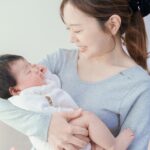 赤ちゃんを抱くお母さん